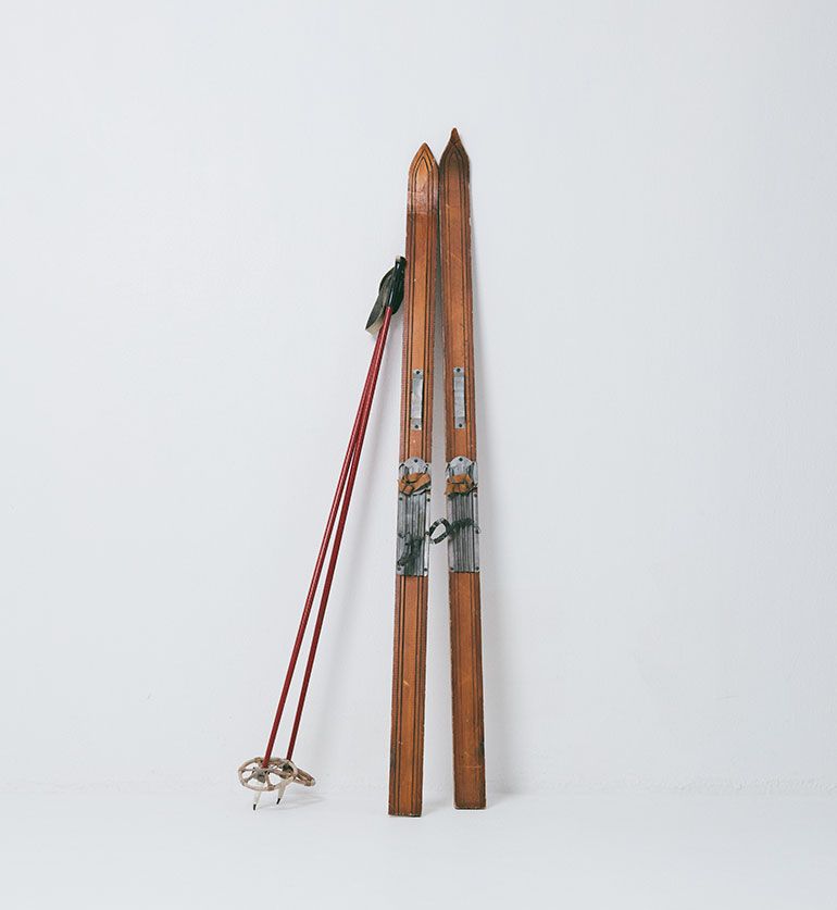 Ski et bâton de ski en bois vintage